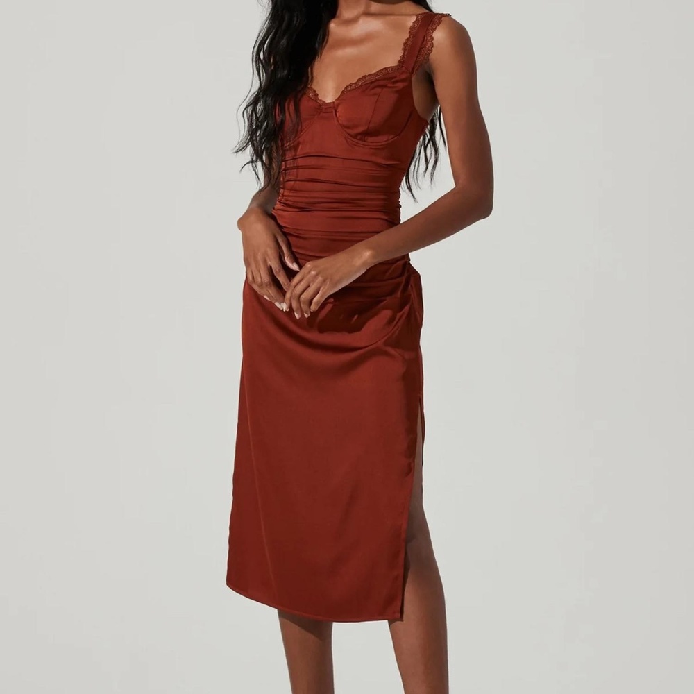 ASTR the Label Alva Ruched Lace Trim Midi Dress Rust Size Small